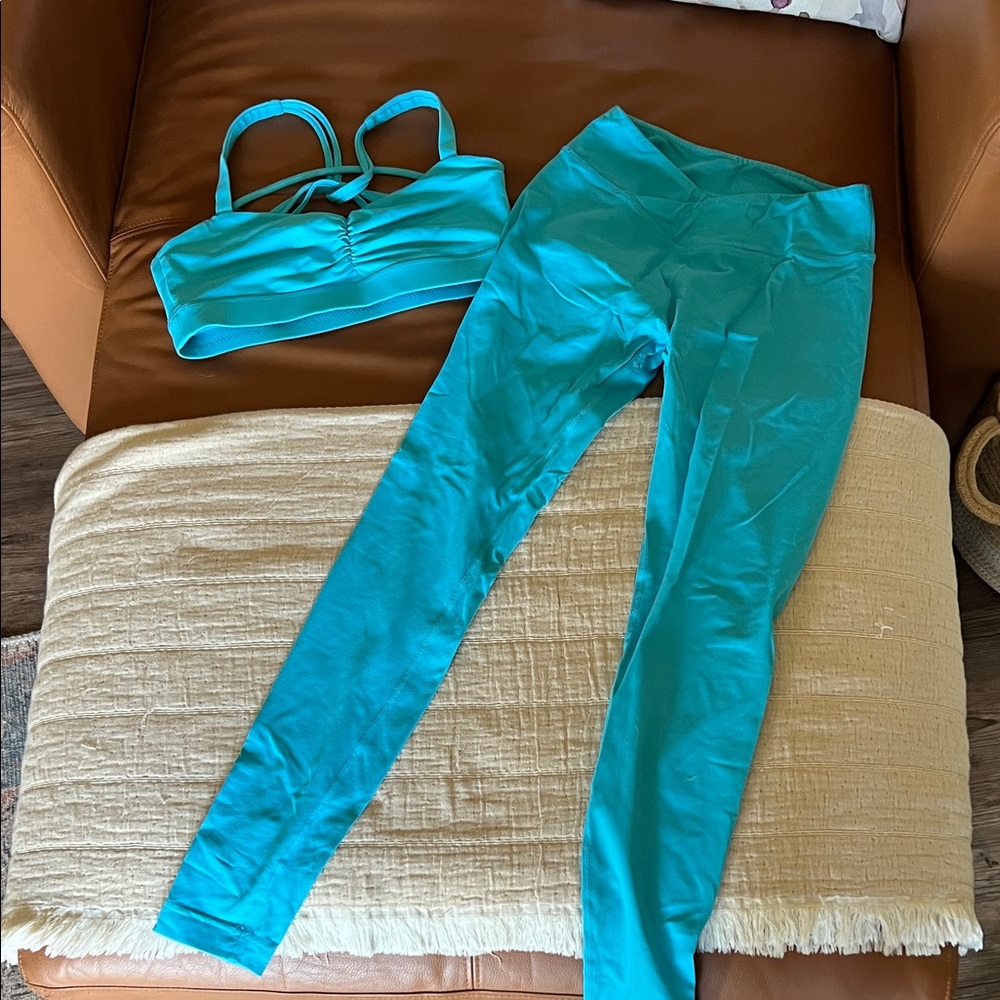 Vibrant Teal Sports Bra and Leggings Set